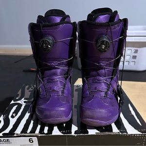 Snowboard boots for women or kids size 6 like new worn 1 time